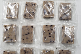 【わけあり送料込み　メール便】古代米入り玄米角餅　凹み有、厚さ不揃い、でも１６個スーパーお得セット