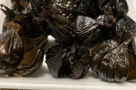自然栽培　黒にんにく　たっぷり550g 生ニンニクを加工しているので水分たっぷりです　形崩れ特価
