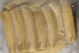 冷凍バナナ　0.9キロ
おうちでヒンヤリと美味しいバナナシェークは如何ですか？