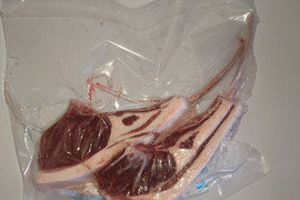 数量限定！！310g 
仔鹿（エゾシカ）の骨付きロース
柔らかな肉質と脂の乗りが良い部分だけを厳選しました。
写真はイメージです。