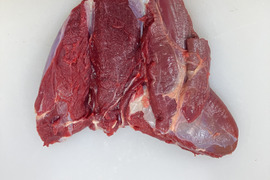 煮込めに最適！濃厚な味わい！鹿肉カタ600g　【ジビエ】熨斗対応可