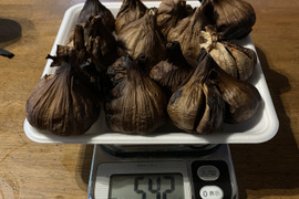 自然栽培 黒にんにく 粒揃いたっぷり16個 良い仕上がりです 人気の黒ニンニクです 食べやすくて美味しい