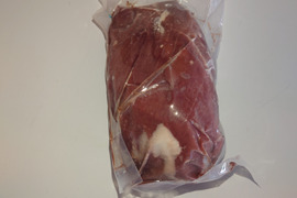 当歳鹿（エゾシカの1歳未満）の人気部位　シンタマナックル980g
業務用食材をご家庭でも楽しめます。