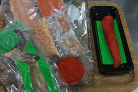 山口養魚場詰め合わせ６点セット (サーモンフィレ 2枚 フレーク 100g 1袋 筋子 塩漬け 150g 1パック ニジマス 卵 醤油漬け 100g 1パック 頭ハラスの燻製 2パック 棒寿司1本)