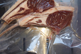 数量限定！！320g 
仔鹿（エゾシカ）の骨付きロース
柔らかな肉質と脂の乗りが良い部分だけを厳選しました。
写真はイメージです。