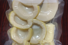 お買い得【カット品】
タケノコ水煮　１ｋｇ　　
朝堀のタケノコを新鮮なうちにあく抜きし真空パックしてます
クール便対応で新鮮なままお届けいたします。
真空パックに入らないのでカットして入れてます。