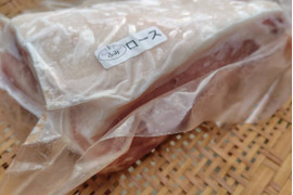 自家配合飼料と放牧で育った　年間４頭出荷の個人生産豚肉　ロースブロック　500g（3頭目）【福袋】【冬ギフト】