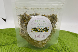 本年度収穫のハーブティーの販売開始します！！
《希少》青りんごの香り！のリラックスハーブ🌿　農薬・化学肥料不使用の畑で生産しているので安心してティーにしていただけるジャーマンカモミール　１０ｇ