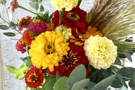 【もりもりお任せカラフルブーケ】クール便、人気ありパンパスグラスを添えたブーケ。産地直送