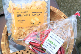 農薬化学肥料不使用！色々使えます！乾燥唐辛子（鷹の爪）20ｇ・にんにくスライス（乾燥）60ｇ【レターパックでお届け】