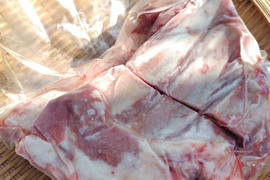 骨付き肉　カルビ　自家配合飼料と放牧で育った　年間４頭出荷の個人生産豚肉　　約８５０g　真空パック【福袋】【冬ギフト】