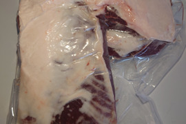 エゾシカのソトモモブロック（イチボ付き）1580g
ステーキや焼き肉に！