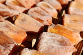 秀品＋ワケあり混合！甲州百目柿『枯露柿』（総重量1.5㎏・一袋300g×5ｐ）おまけ付