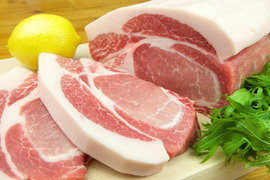 【冷蔵品】十勝放牧黒豚　ジューシーロース肉　ステーキ、ローストポーク、トンカツ用（1.4kg~2kg)