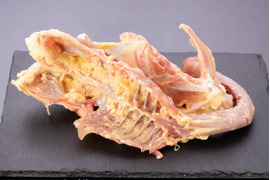 【数量限定】黒さつま鶏　胴ガラ２kg（冷蔵でお届け）
