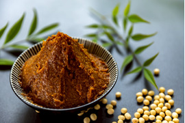 【約１年間の熟成仕立て】無添加・天然醸造「矢田川みそ」　700ｇ/パック×３　味噌