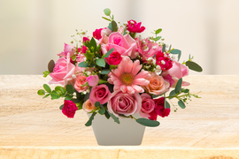 【そのまま飾れる】バラと季節の花のアレンジメント｜農家直送・国産バラ使用