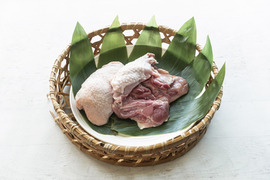 【久米島赤鶏：モモ肉1㎏】酒粕で育った旨味しっかり赤鶏（ホルモン剤不使用）