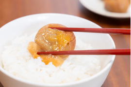 【訳あり】蜂蜜入り塩分控えめつぶれ梅干し!!塩分6～7％2.４kg（800g×3パック）