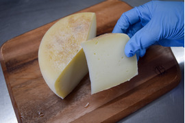 【信州産】やぎさんのミルクで作るチーズ（プリマリーナ（セミハードゴーダタイプ））