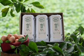 【ハーブ飼料100％】平飼い有精卵香草卵10個入×3パック　レモンイエローの黄身！ハーブの力で生臭さゼロ！