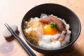 簡単アレンジで旨さ倍増!!ほたるいか沖漬け丼🦑
