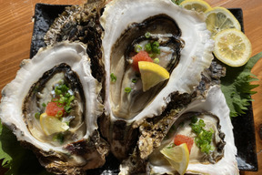 【糸島ブランド】トロ~り甘い!糸島岐志産生食用岩ガキ・中大サイズ9個セット(約3kg) 【熨斗付き】