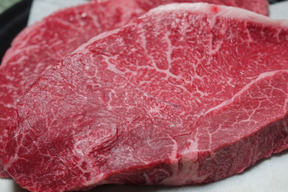 【お中元専用】中島牧場牛シンタマ1ポンドステーキ シンタマは牛のモモの一部の部位です!今食通の中で話題の赤身肉!普段なかなか出回らない希少部位。ステーキの美味しい焼き方説明付き!【熨斗付き】