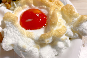 これは目を惹く(#^^#)エッグ・イン・クラウド🍳☁