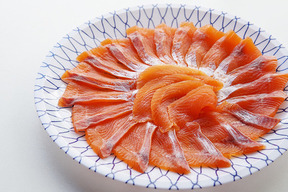 解凍してすぐ食卓へ！ニジマス刺身盛り(180g) ｜白山べに鱒 虹鱒 お造り カルパッチョ 海鮮 手巻き寿司 晩酌 ホームパーティー 誕生日 母の日 父の日 【父の日ギフト】