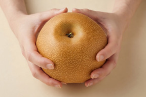 【梨グランプリ トリプル受賞】「彩玉」贈答用　超大玉品限定パッケージ（超大玉2玉）糖度13~16度の濃厚な甘さ！埼玉県白岡市産