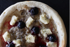 ブルーベリーとブルーチーズのピザ