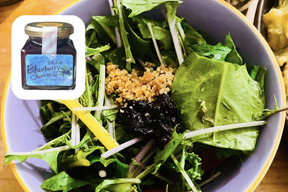 甘さ控えめブルーベリージャムとブルーベリー葉のハーブソルト、粉チーズの特製サラダ