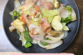 【白飯が止まらない】新玉ねぎとベーコンの香ばしオイスター炒め