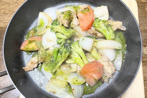 【旬を味わう！新玉ねぎと鶏セセリのバジルソース炒め】