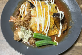 贅沢ごちそう！夏野菜とエビフライのトマトソースオムライス