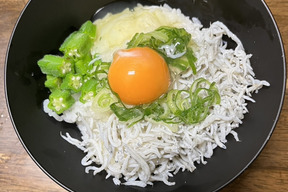 刻みオクラとしらすの濃厚卵黄丼