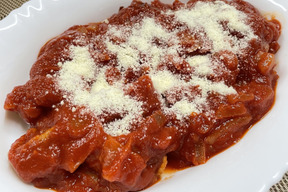 柿ふところ餅の肉巻きトマトソースがけ