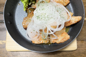 とろける甘み！新玉ねぎを味わう豚バラ肉のスタミナ焼き