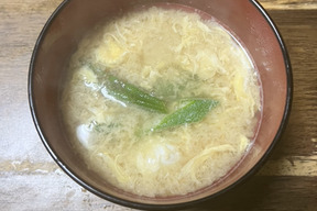 オクラと玉ねぎのかきたま味噌汁