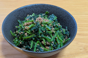 とりそぼろとほうれん草の和え物