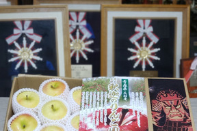 今が旬です‼️溢れる果汁！
☆パリパリ食感❗酸味りんごのファンに人気です！シナノゴールド　　キャップ入り家庭用３kg８～１０個