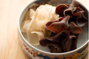 【今だけ500円OFF】★秋の初物★ぷるぷるやみつき食感!花のように美しい生きくらげ 黒白ミックス(5袋×100g)美人をつくるケーキ 女性に嬉しい食材を使用した無添加スイーツ(6個入り)のセット