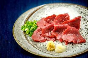 大月市で肥育【自慢の馬刺し】モモ300g（ブロック×2～4個）