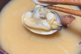 愛知県 三河湾
（内湾）手掘り大粒アサリ  1キロ今年は特に身入り，
BBQ，味が別格❗️酒蒸し，味噌汁，アクアパッツァ，パスタで