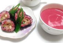 韓国海苔巻き　キンパ（ビーツ入り）、ピンクのポタージュスープ