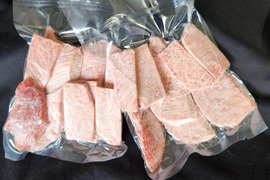 鹿児島黒牛薬師牛　A5等級　美味しい焼肉を！　焼き肉切り落とし300ｇ