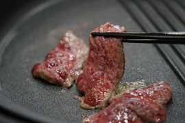 『ミディアムレアでヘルシーに！』
エミュー肉スライスで栄養満点の一皿　400ｇ
『高たんぱく・高鉄分・低カロリー』