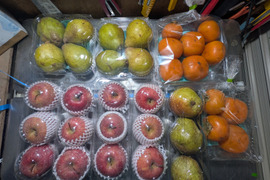 柿、洋ナシ、リンゴの箱詰め