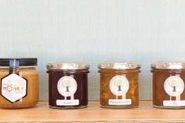 【冬ギフト】【お歳暮】日本ミツバチの生蜂蜜190ｇ、ふかざわ農園こだわりのジャム3種セレクト　
箱入り包装　熨斗対応いたします！